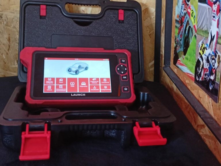 Pantalla de diagnóstico de automóvil con interfaz y gráficos de vehículo.