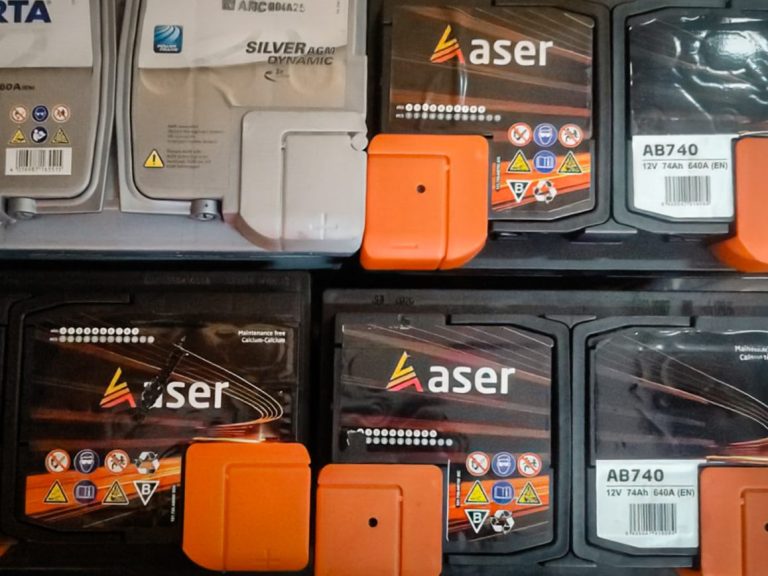 baterias de la marca Aser en estantes de almacenamiento.
